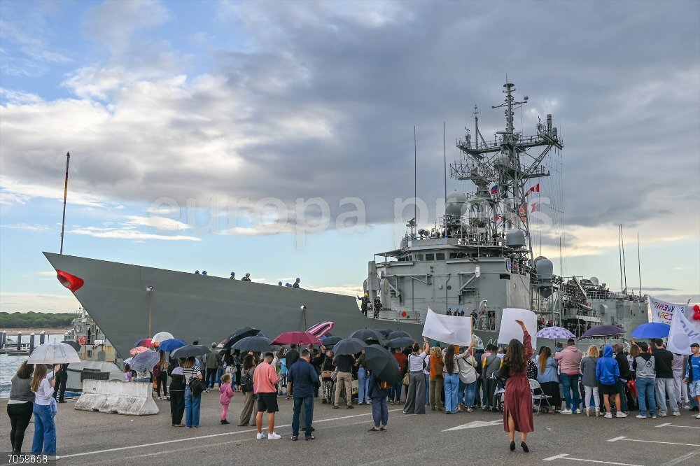 Cádiz.- La fragata 'Navarra' llega a Rota tras concluir su despliegue en la operación 'Atalanta' Familiares de la dotación de la fragata Navarra esperan su desembarco en Rota tras llegar de la Operación Atalanta.