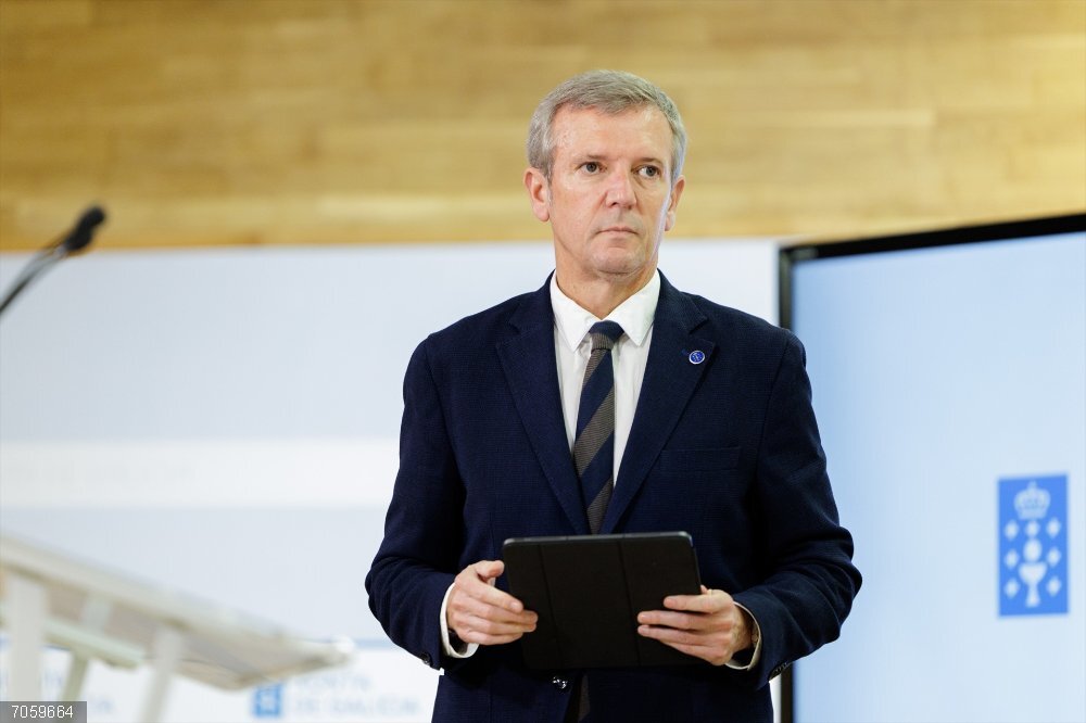 Consello.- Rueda tacha de "improvisación" la propuesta de la ministra de Infancia de limitar los centros de acogida O titular do Executivo galego, Alfonso Rueda, acompañado do conselleiro de Presidencia, Diego Calvo, na rolda de prensa posterior á reunión do Consello da Xunta. Sala do Consello, 27/10/25.