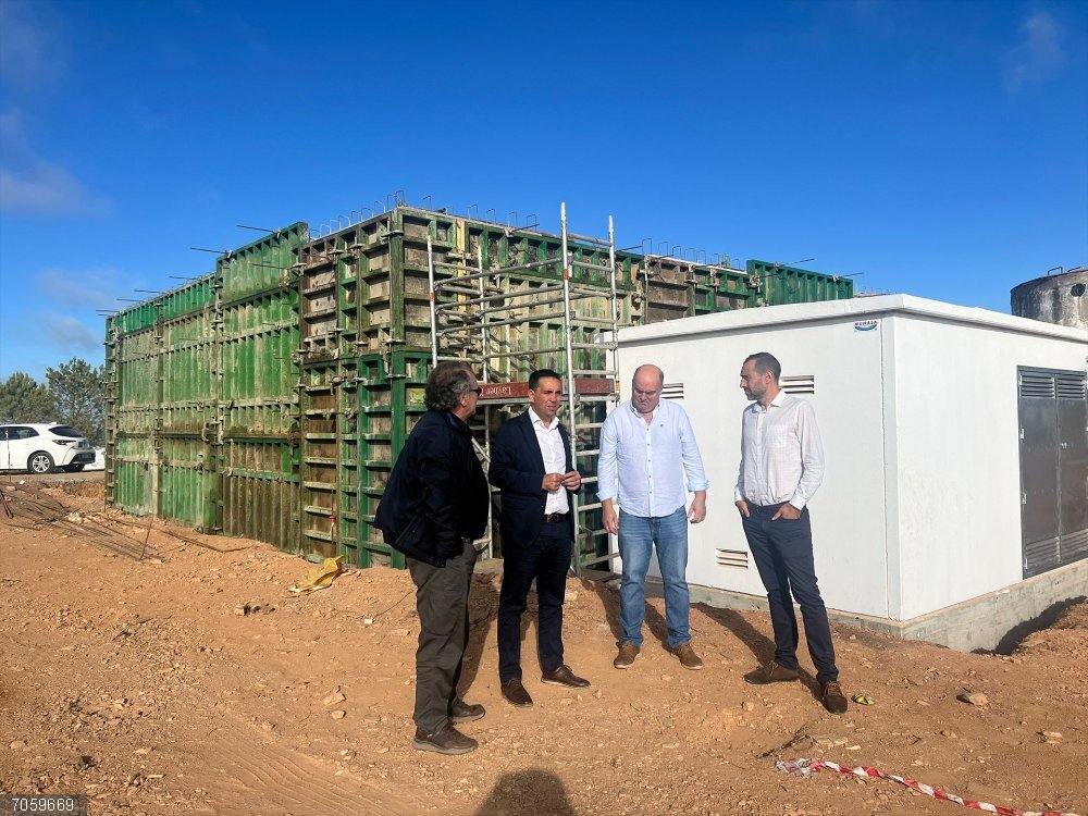 Sevilla.- Avanza la construcción de un nuevo depósito de agua para mejorar el abastecimiento en El Madroño El diputado de la Diputación de Sevilla, Gonzalo Domínguez, visita  junto al alcalde de El Madroño (Sevilla), Antonio López Rubiano, las obras de mejoras en el abastecimiento de agua