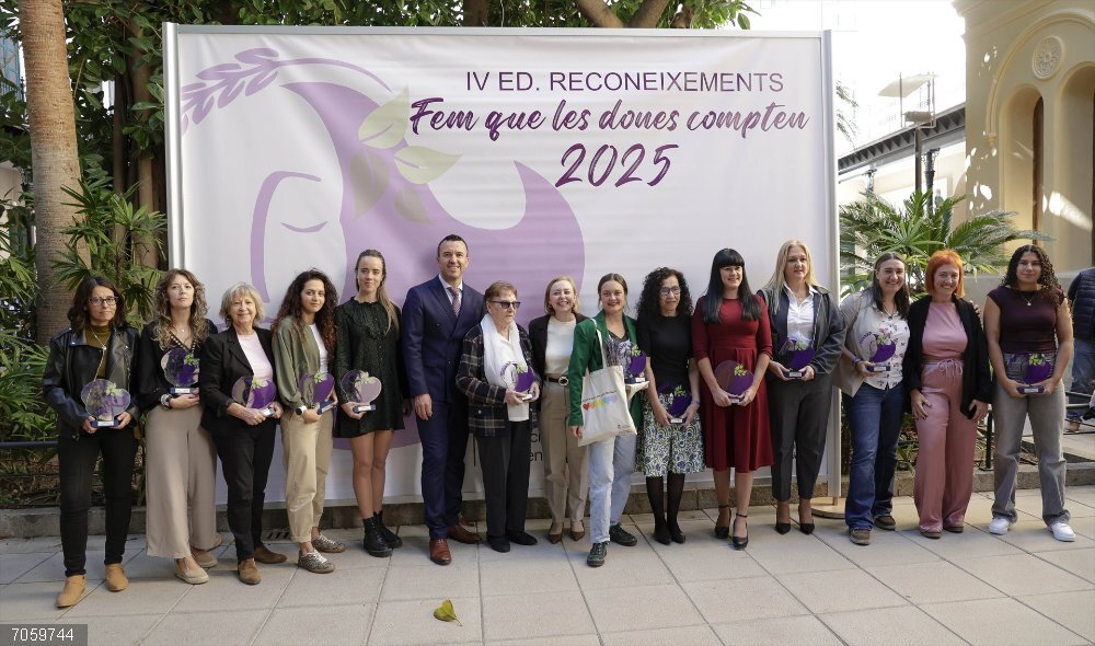 La Diputación reconoce el trabajo, el talento y la fuerza de 12 mujeres rurales de municipios afectados por la dana La Diputación reconoce el trabajo, el talento y la fuerza de 12 mujeres rurales de municipios afectados por la dana