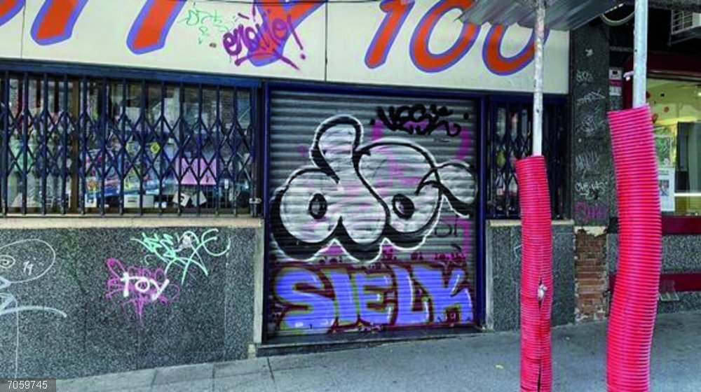Pintadas en los cierres de un comercio en el Distrito Centro de Alcobendas Pintadas en los cierres de un comercio en el Distrito Centro de Alcobendas