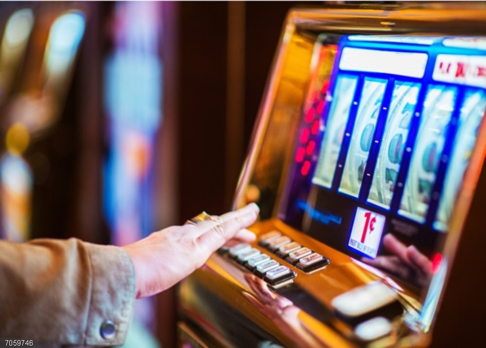 La Federación de Jugadores de Azar Rehabilitados reclama una acción urgente contra el juego de azar Imagen de una persona jugando a una máquina de juegos de azar.