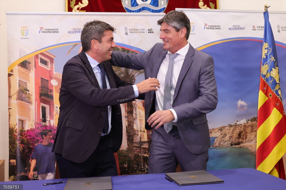 Turismo.- Mazón subraya el papel del turismo gastronómico porque contribuye a "la sostenibilidad y el desarrollo local" El 'president' de la Generalitat, Carlos Mazón (i), junto al alcalde de La Vila Joiosa, Marcos Zaragoza (d)