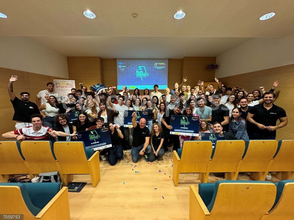 Málaga.- Una nueva edición del 'Flash Session Hackathon' impulsa el talento emprendedor del alumnado Foto de familia de 'Flash Session Hackathon'