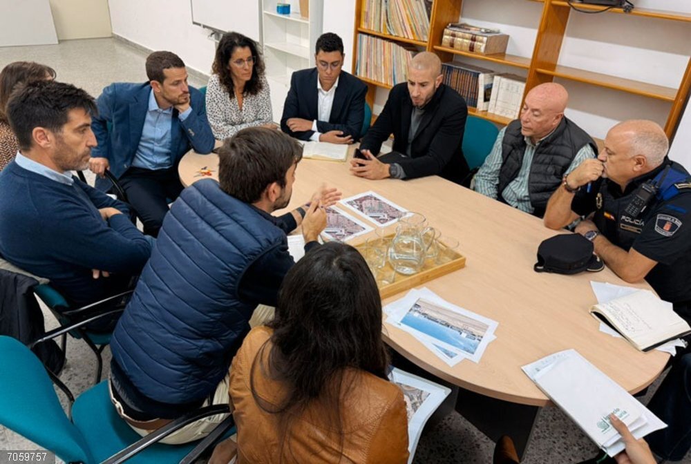 Alcorcón.- El Ayuntamiento refuerza la vigilancia y el control de vertidos ilegales en puntos críticos de la ciudad Reunión para la elaboración de un plan contra los vertidos ilegales en Alcorcón
