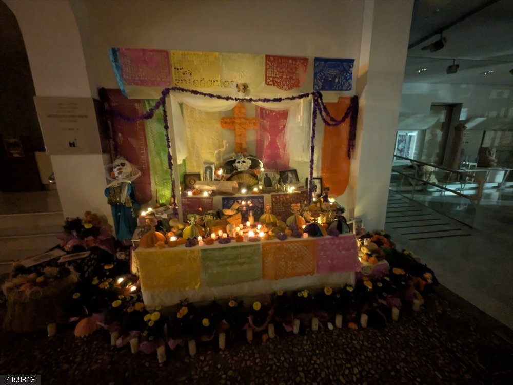 Mexicanos residentes en Murcia homenajean los 1.200 años de historia de la ciudad con un altar por Todos los Santos El colectivo de Mexicanos Residentes en Murcia instalan un altar en el Museo de la Ciudad para conmemorar el día de Todos los Santos