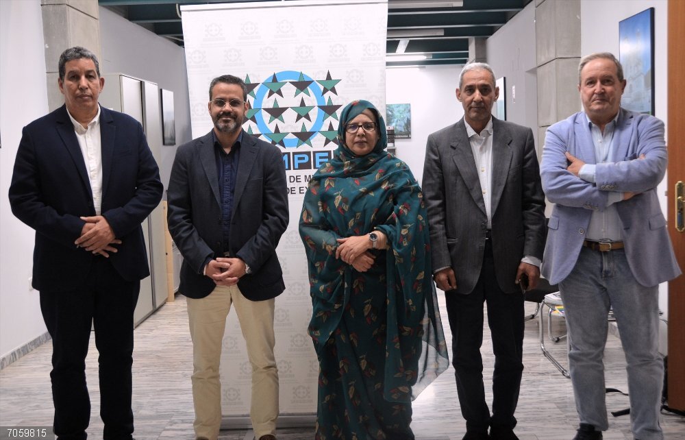 Representantes del pueblo saharaui piden la colaboración de municipios extremeños para atajar la "crisis humanitaria" Encuentro del presidente de Fempex, Manuel J. González y la ministra de Cooperación de la República Árabe Saharaui Democrática, Fatma Mehdi.