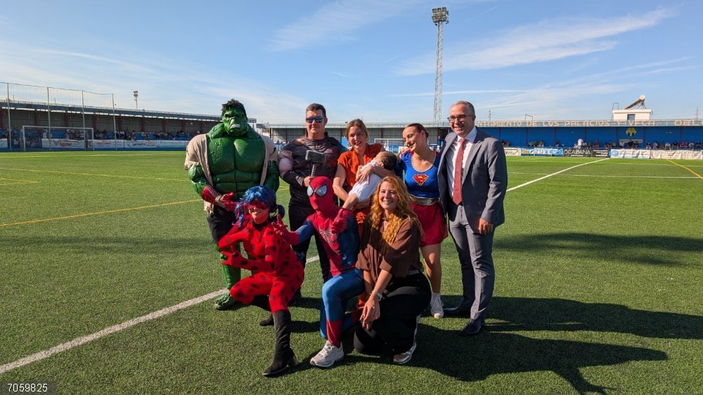 Sevilla.-El Estadio de Los Palacios se llena en un partido solidario con Martín, un pequeño con una enfermedad rara Encuentro en el Estadio Municipal de Los Palacios y Villafranca (Sevilla) en solidaridad con Martín