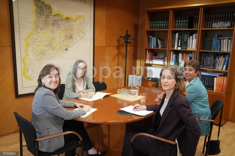 El Gobierno catalán y los Comuns se reúnen para cerrar el acuerdo sobre el régimen sancionador de la vivienda La consellera de Territorio, Vivienda, Transición Ecológica, Sílvia Paneque (i); la presidenta de los Comuns en el Parlament, Jéssica Albiach (2d); y la portavoz adjunta de los Comuns Susanna Segovia (d); durante una reunión en materia de vivienda, en el Conselleria de Territori, a 27 de octubre de 2025, en Barcelona, Catalunya (España). Albiach y la portavoz adjunta de los Comuns Susanna Segovia se han reunido con la consellera de Territorio, Vivienda, Transición Ecológica, Sílvia Paneque, para cerrar el acuerdo sobre el régimen sancionador de la vivienda.