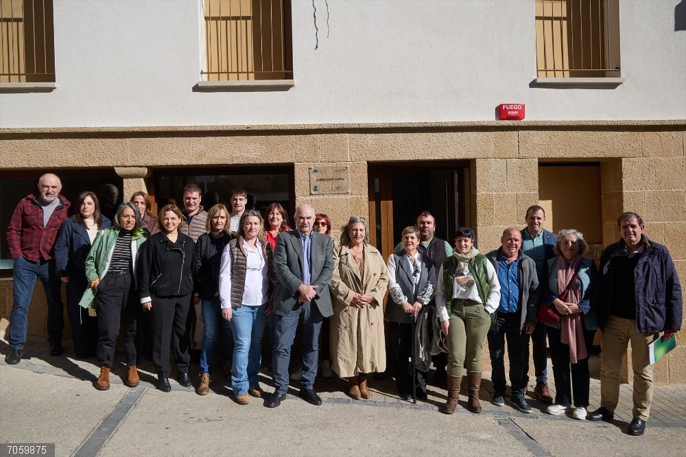 Nueva convocatoria de ayudas por valor de 4 millones de euros para los Grupos de Acción Local de Navarra El consejero Aierdi junto a representantes de los Grupos de Acción Local en la presentación de los proyectos Leader