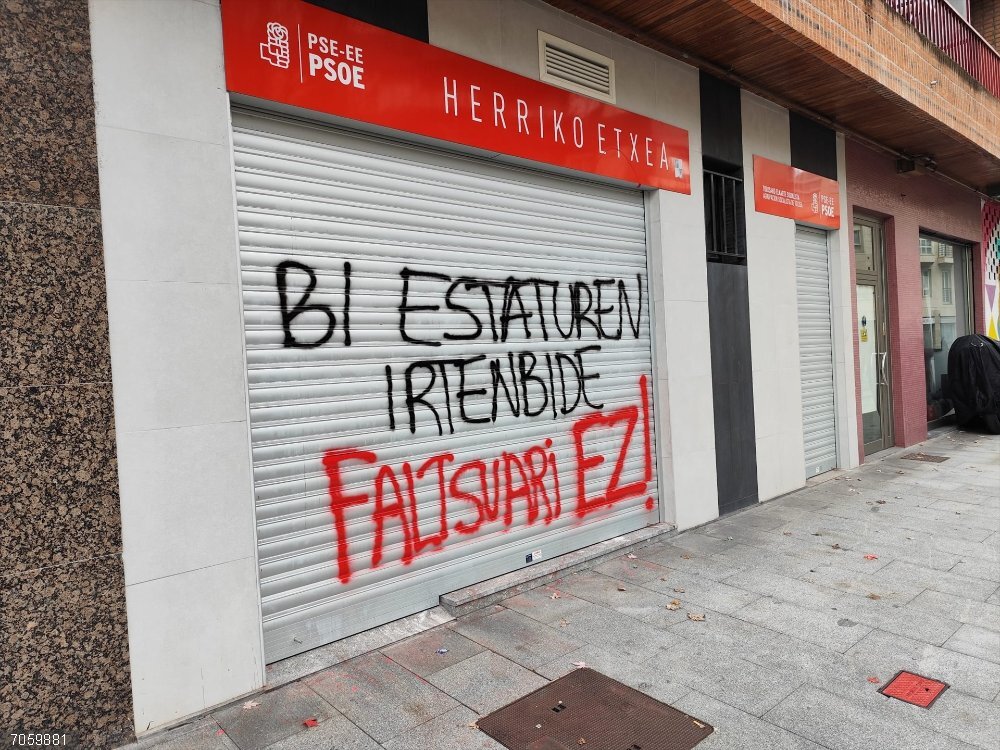 Desconocidos realizan pintadas en la sede del PSE-EE de Tolosa (Gipuzkoa) Desconocidos realizan pintadas en la sede del PSE-EE de Tolosa (Gipuzkoa)