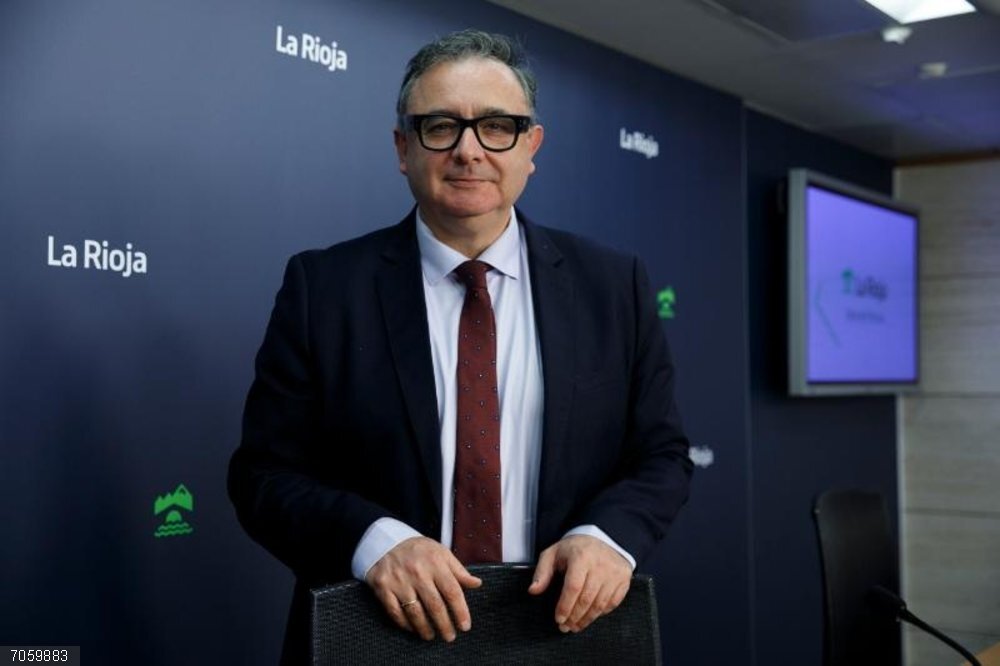 Gobierno de La Rioja convoca seis becas de acción exterior para trabajar en oficinas comerciales de embajadas de España El gerente de la ADER, Luis Pérez Echeguren, presenta la convocatoria de becas de acción exterior para 2026