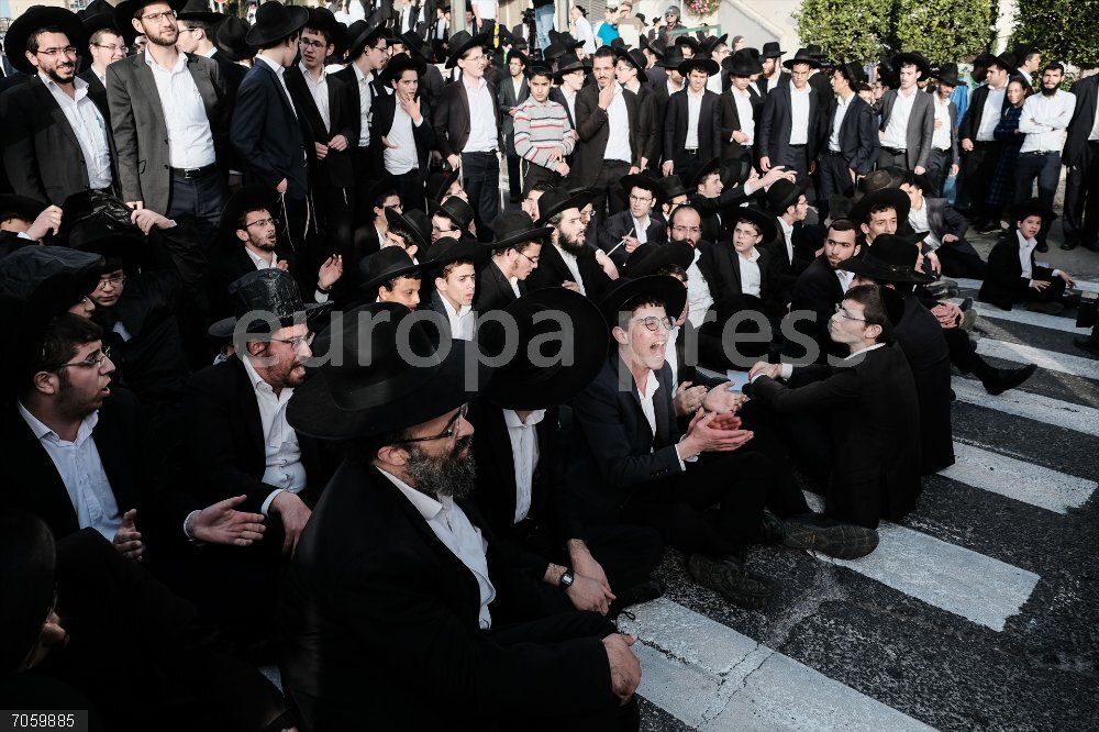 Miles de ultraortodoxos israelíes protestan por la detención de objetores al servicio militar March 8, 2018 - Jerusalem, Israel - Thousands of ultra-Orthodox Jewish men protest military conscription and the arrest by military police of draft dodgers, blocking the main entrance to Jerusalem, Israel's capital city. In fact, the ultra-Orthodox haredi draft candidates can report to the IDF recruitment office, declare their faith and be exempt from service but some refuse to do so in principal.