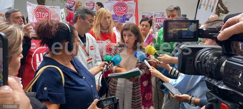 Córdoba.- La Junta llama a la unidad para luchar contra las agresiones a los profesionales sanitarios Botella atiende a los medios en el Centro de Salud Lucano, durante la concentración de repulsa a la agresión a médicos de dicho centro.