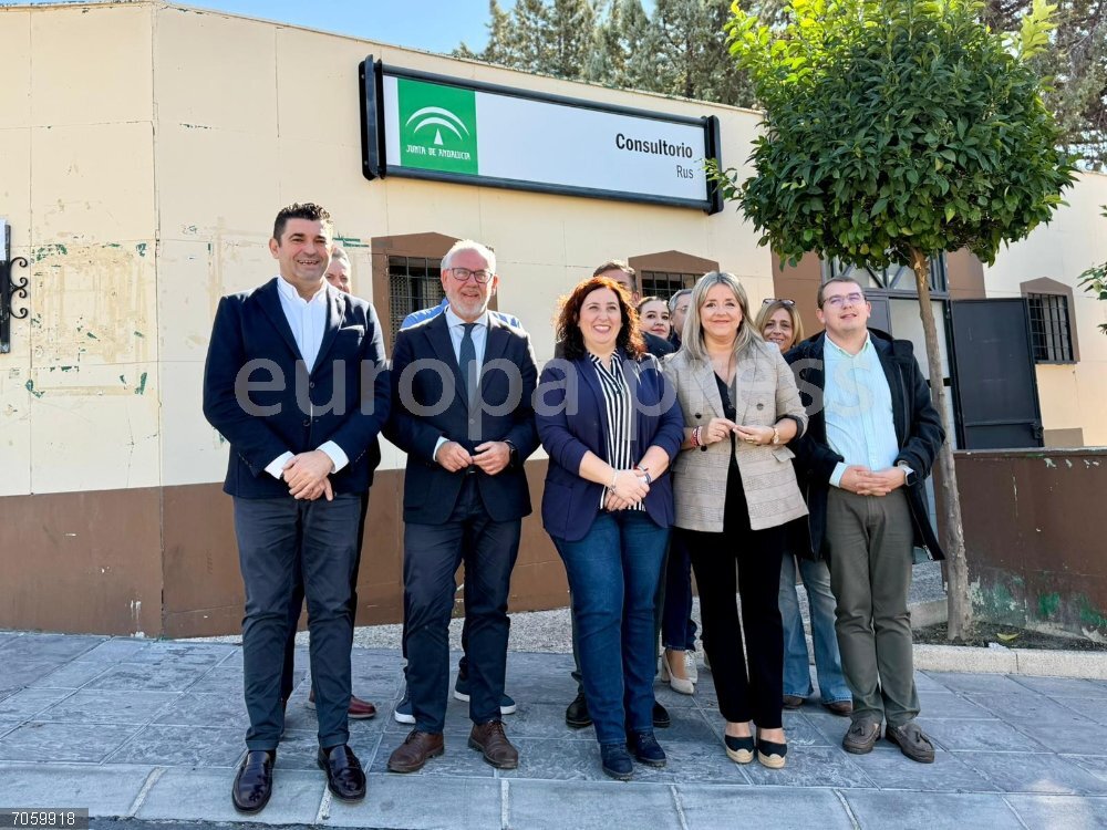 Jaén.- La Junta licita la redacción del proyecto para reformar el centro de salud de Rus Autoridades autonómicas y locales ante el consultorio.