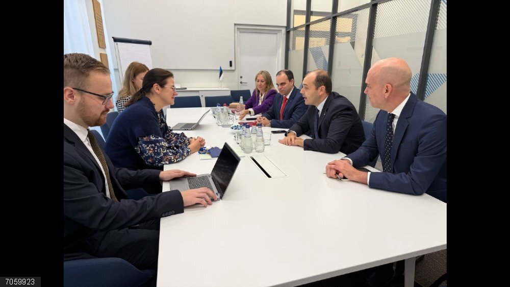 Catalunya y Estonia se alían para avanzar en la transformación digital de servicios públicos El conseller de la Presidencia, Albert Dalmau, en su encuentro con la ministra estonia de Justicia y Asuntos Digitales Liisa-ly Pakosta