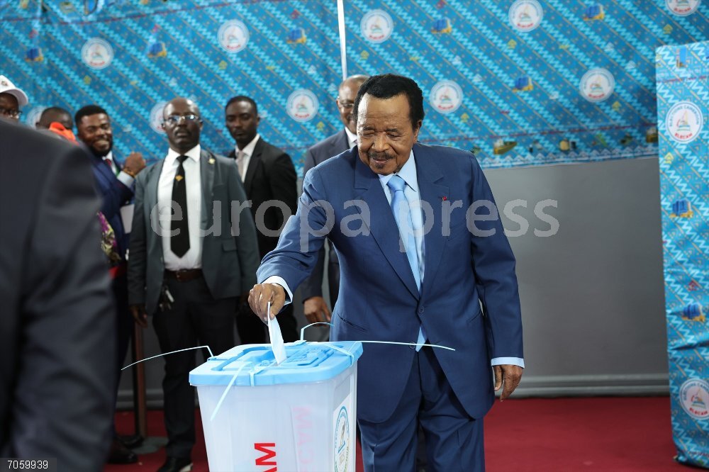 Camerún.- Biya defiende un Camerún "pacífico" y "unido" tras obtener un octavo mandato al frente del país YAOUNDE, Oct. 27, 2025  -- Paul Biya, president of Cameroon and candidate of the Cameroon People's Democratic Movement, casts his ballot at a polling station in Yaounde, capital of Cameroon, Oct. 12, 2025. Biya has been re-elected president of Cameroon for an eighth term, securing 53.66 percent of the votes, the country's Constitutional Council announced Monday.