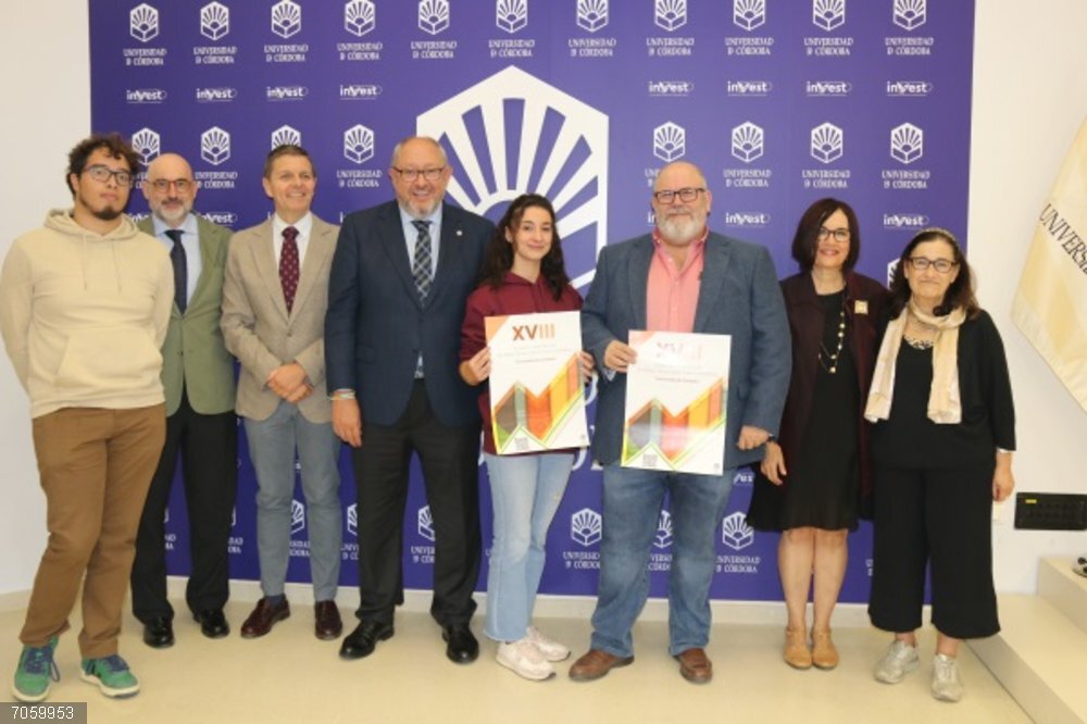 Córdoba.- 'Las reglas del juego' y 'La sala de disección' ganan el XVIII Certamen de Relato Breve de la UCO Autoridades académicas junto a algunos de los participantes que han acudido a la lectura pública del fallo.