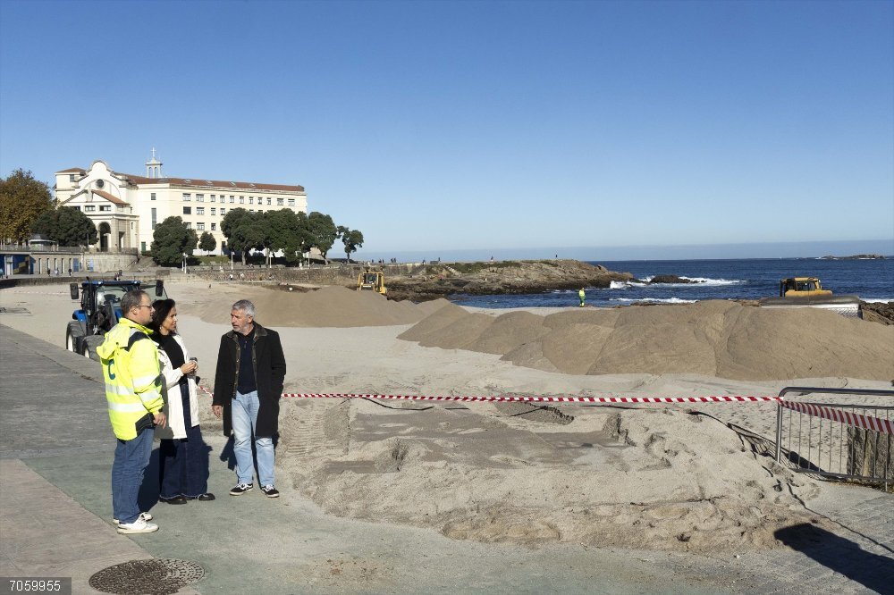 El Ayuntamiento de A Coruña inicia los trabajos para formar la duna de arena en la playa de Riazor Instalación de la duna en la playa de Riazor