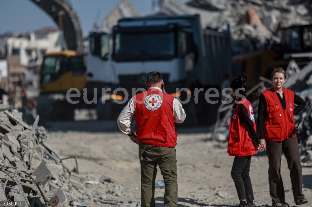 O.Próximo.- El brazo armado de Hamás anuncia que esta noche entregará el cuerpo de otro rehén October 27, 2025, Gaza City, Gaza Strip, Palestinian Territory: Staff from the International Committee of the Red Cross (ICRC), supported by Egyptian machinery and workers, search for the bodies of hostages in the Al-Tuffah neighborhood in eastern Gaza City, as Palestinians look on nearby. Gaza City, Gaza Strip, October 27, 2025