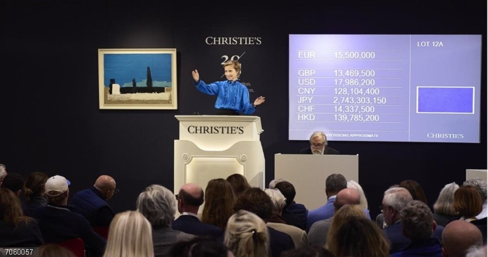 La Semana del Arte del siglo XX y XXI de Christie's París alcanza en 2025 un total de 92 millones de euros La presidenta de Christie's Francia, Cécile Verdier, durante la subasta en París.