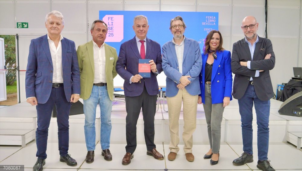 Sevilla.-Sanz asiste a la presentación de la obra 'Sevilla. El pretérito perfecto' en la Feria del Libro Sanz asiste a la presentación de la obra 'Sevilla. El pretérito perfecto' en la Feria del Libro.