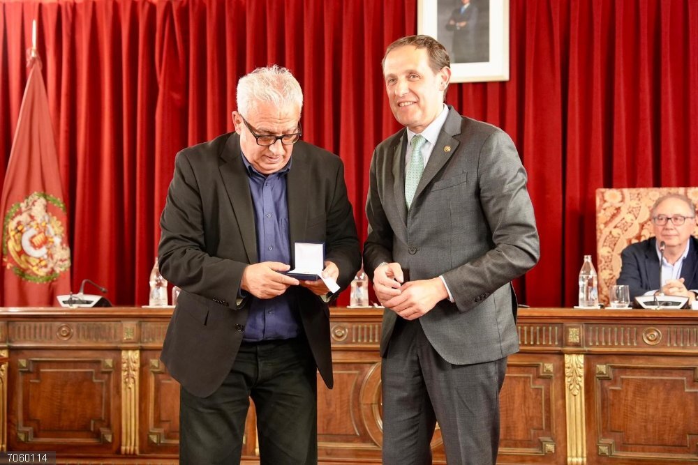 Leó Harlem recibe el Premio de Teatro Provincia de Valladolid de manos del presidente de la Diputación vallisoletana, Conrado Íscar. Leó Harlem recibe el Premio de Teatro Provincia de Valladolid de manos del presidente de la Diputación vallisoletana, Conrado Íscar.