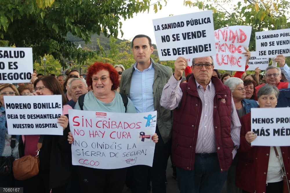 Jaén.- El PSOE reprocha a la Junta la "pérdida" de cuatro especialidades en el Hospital de la Sierra de Segura El secretario general del PSOE de Jaén, Juan Latorre, en la la concentración convocada por los sindicatos en defensa de la sanidad pública y del Hospital de la Sierra de Segura.