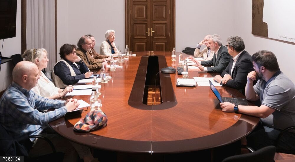 Representantes del Ayuntamiento de Barcelona y la Federació d'Associacions de Veïns de Barcelona (FAVB) se han reunido este lunes Representantes del Ayuntamiento de Barcelona y la Federació d'Associacions de Veïns de Barcelona (FAVB) se han reunido este lunes