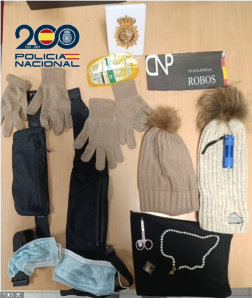 Sucesos.- Pillan en Valladolid a dos mujeres que forman parte de un grupo itinerante dedicado a robar en domicilios Materiales incautados.