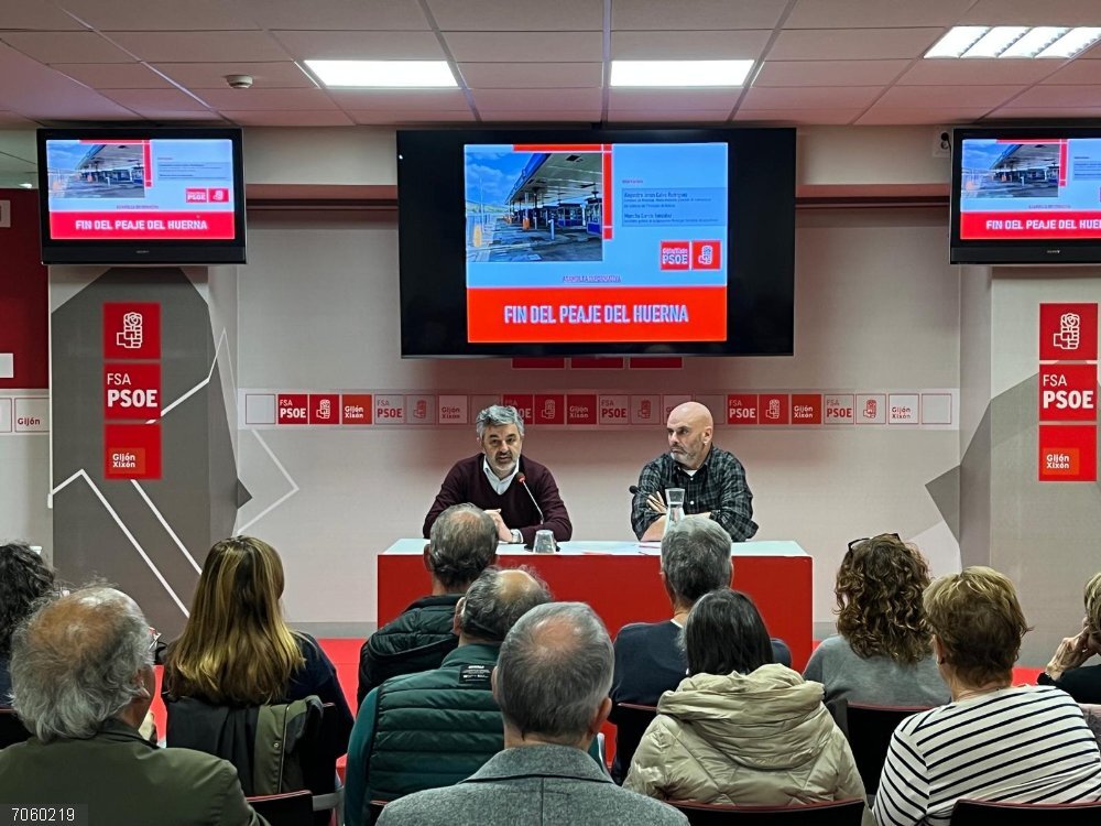 El consejero de Movilidad, Alejandro Calvo, y el secretario general del PSOE gjonés, Monchu García, durante la asamblea informativa que ha tenido lugar este lunes en la Casa del Pueblo. El consejero de Movilidad, Alejandro Calvo, y el secretario general del PSOE gjonés, Monchu García, durante la asamblea informativa que ha tenido lugar este lunes en la Casa del Pueblo.
