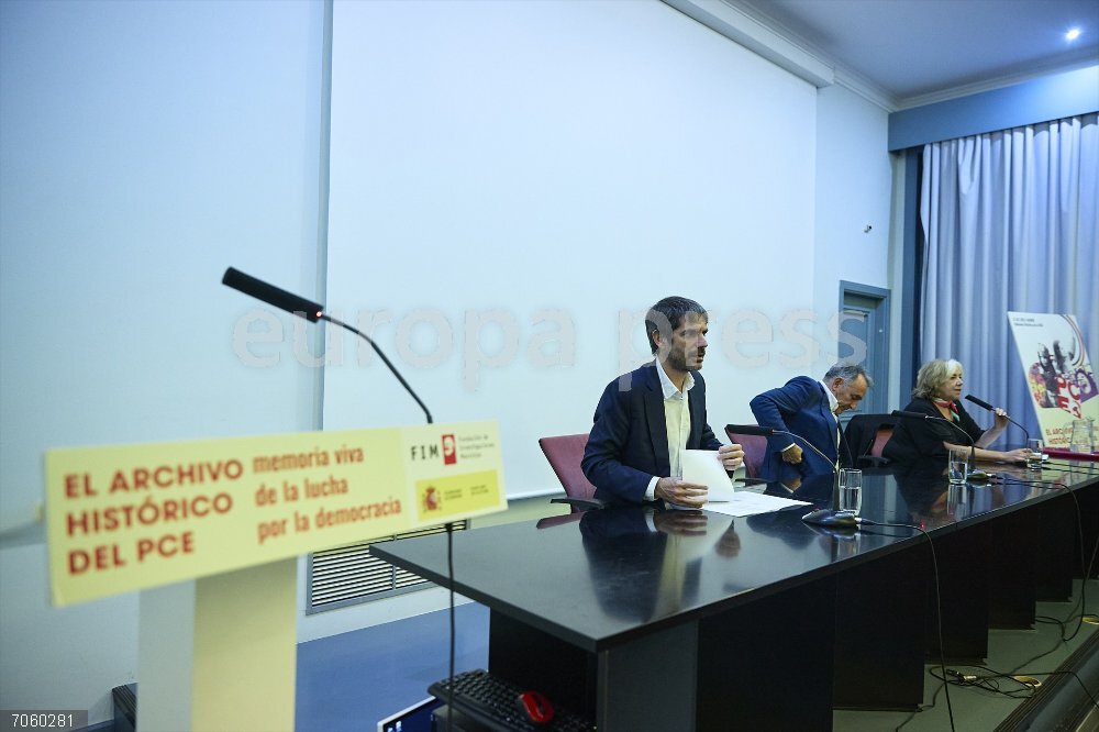 Urtasun participa en la clausura de las jornadas 'El Archivo Histórico del PCE. Memoria viva de lucha por la democracia' El ministro de Cultura, Ernest Urtasun (i), participa en la clausura de las jornadas 'El Archivo Histórico del PCE. Memoria viva de lucha por la democracia', en la Biblioteca Histórica Marqués de Valdecilla de la Universidad Complutense de Madrid, a 27 de octubre de 2025, en Madrid (España).