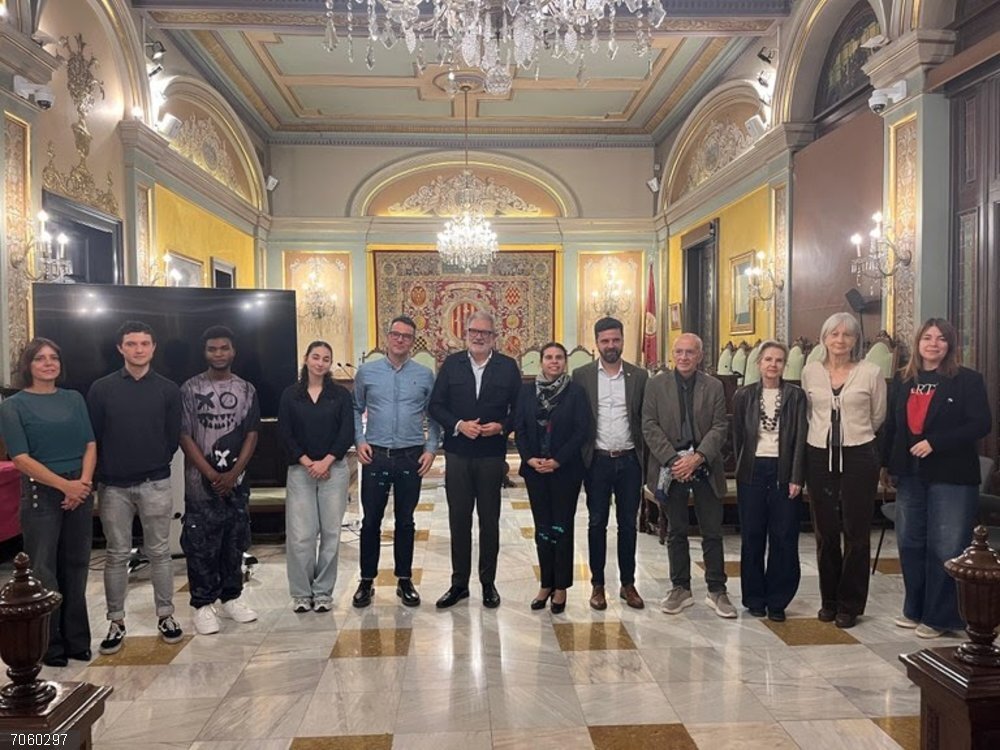 Presentan un audiovisual sobre "la Lleida del futuro" resultado de un proyecto sobre jóvenes e IA Presentación del audiovisual en el Ayuntamiento