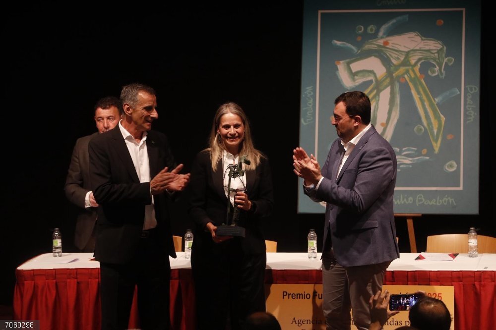 El presidente de Asturias, Adrián Barbón (dcha.), y el presidente de la Fundación Emilio Barbón,  José Vicente Barbón Fernández, entregan el galardón a la directora ejecutiva en España de UNRWA, Raquel Martí. El presidente de Asturias, Adrián Barbón (dcha.), y el presidente de la Fundación Emilio Barbón,  José Vicente Barbón Fernández, entregan el galardón a la directora ejecutiva en España de UNRWA, Raquel Martí.