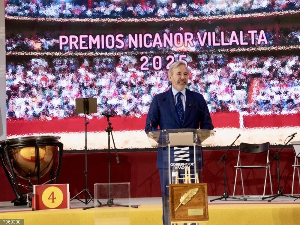 Azcón: "La fiesta de los toros es arte, historia, cultura, tradición y defensa de la España rural" El presidente del Gobierno de Aragón. Jorge Azcón,  en la entrega de los Premios Nicolas Villalta.