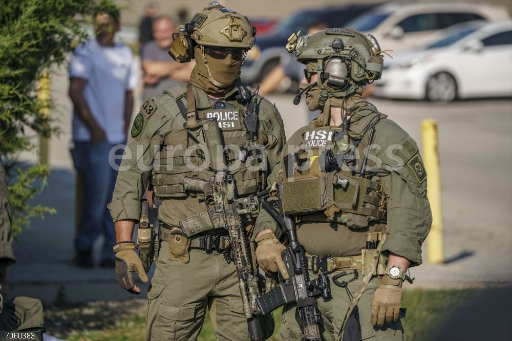 EEUU.- Agentes de inmigración de EEUU detienen al periodista británico Sami Hamdi, conocido por sus críticas a Israel October 3, 2025, Broadview, Illinois, USA: Homeland Security Investigation Agents with assault rifles watch on during a protest outside the Broadview ICE Facility. The protests are in their third week, in opposition to ICE and Customs and Border Control agents†presence, detentions, and use of excessive force across Chicagoland in Operation Midway Blitz.