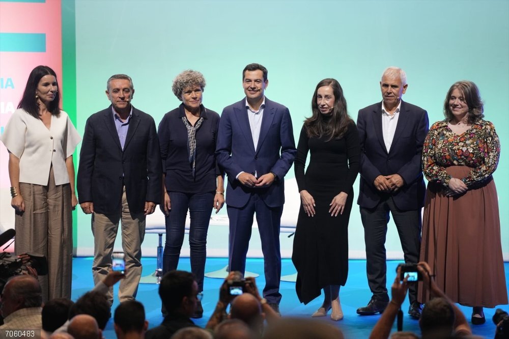 Agua.-Moreno reivindica el "poder andaluz" ante la "miopía" del Gobierno para reclamarle 20 obras hídricas de interés En el centro, el presidente del PP-A y de la Junta de Andalucía, Juanma Moreno, en el cierre del 'Foro Agricultura, Agua y Futuro en Andalucía' celebrado en El Ejido (Almería).