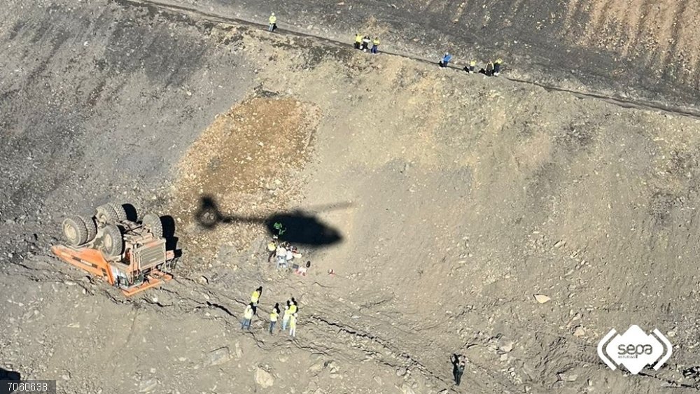 Sucesos.- Un fallecido en Llanes al caer con su tractor por un desnivel y herido grave un trabajador en Tormaleo (Ibias) Dúmper tras volcar y caer en la mina de Tormaleo (Ibias).