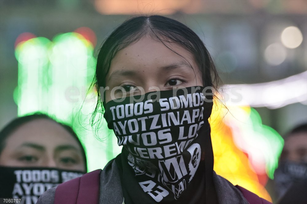 Detenido un expolicía por la desaparición de los estudiantes de Ayotzinapa September 26, 2025, Mexico, Cdmx, Mexico: In 2014, 43 students from the RAUL ISIDRO BURGOS Teachers' College in Ayotzinapa, Guerrero, were victims of enforced disappearance by local authorities, the military, and alleged drug traffickers. Today marks the 11th anniversary of this state crime, which has not been clarified as promised by previous governments and the current one led by CLAUDIA SHEIMBAUM. Members, mothers, friends, students and collectives marched from the Angel of Independence to Mexico City's Zocalo to continue demanding justice and the return of the students who have not been found since the administration of former Mexican President Enrique Peña Nieto, who currently lives in Spain without any answers regarding what happened during his term.