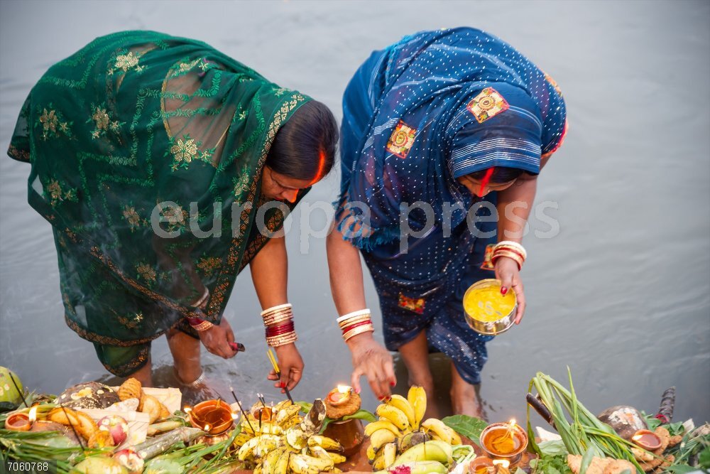 Chhath Festival Celebration in Kathmandu 27 October 2025, Nepal, Kathmandu: A devotee offering prayers as part of rituals during the celebration at the Bagmati River. The Chhath festival is celebrated to worship Sun God where devotees pay homage to the sun and his sister 'Chhathi Maiya'. The Chhath Puja is performed in order to thank Sun god for sustaining life on earth and to request the granting of certain wishes. Photo: Bivas Shrestha/SOPA Images via ZUMA Press Wire/dpa