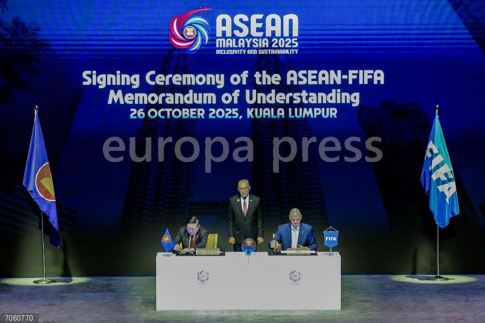 ASEAN-FIFA Memorandum Of Understanding 26 October 2025, Malaysia, Kuala Lumpur: (center) Anwar Ibrahim the Malaysian Prime Minister, (left) Secretary-General of ASEAN Dr. Kao Kim Hourn seen during the signing of the ASEAN-FIFA Memorandum of Understanding (MoU) with FIFA President Giovanni Vincenzo Infantino (right) during the 47th ASEAN Summits at Kuala Lumpur Convention Centre. Photo: Faris Hadziq/SOPA Images via ZUMA Press Wire/dpa