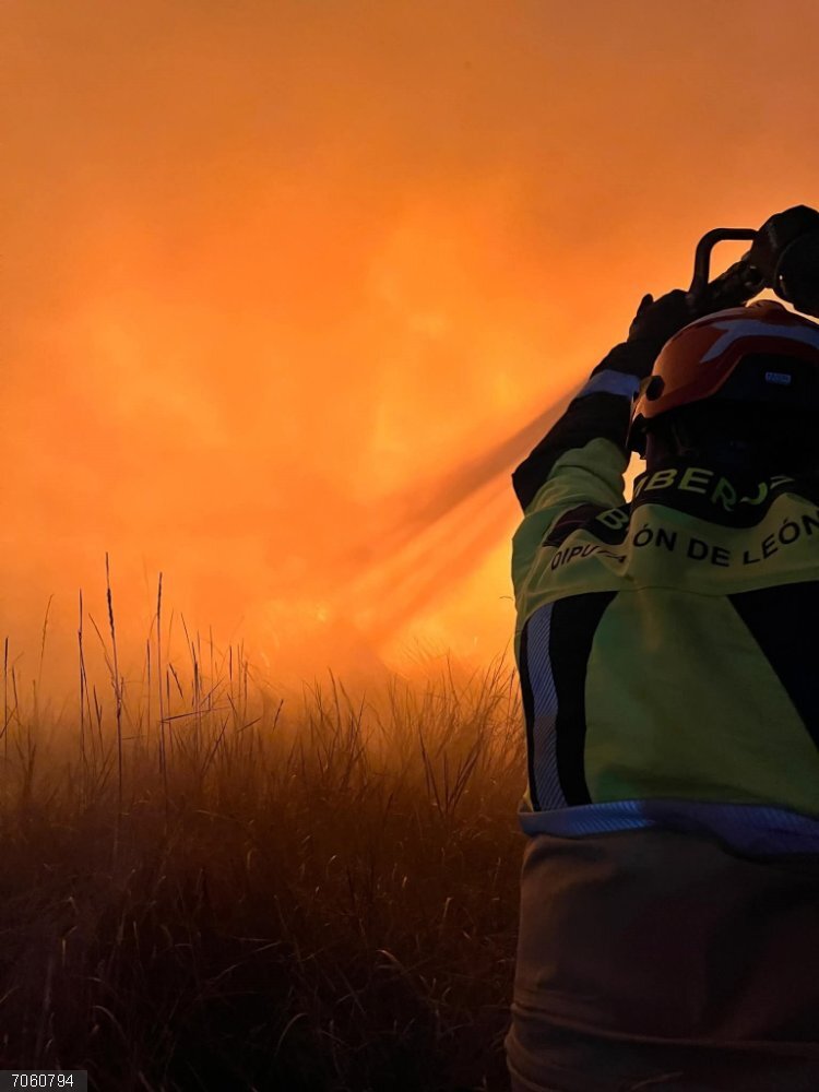Uno de los bomberos del SEPEIS en la extinción del incendio agrícola en Matanza de los Oteros (León). Uno de los bomberos del SEPEIS en la extinción del incendio agrícola en Matanza de los Oteros (León).