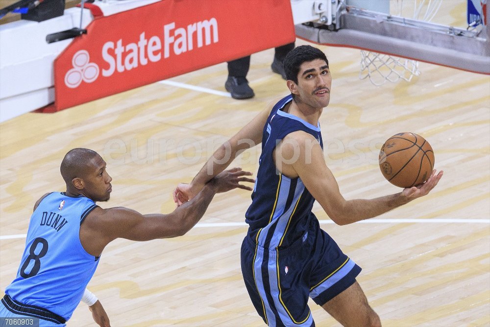 Baloncesto/NBA.- Aldama destaca en la derrota de los Grizzlies ante los Warriors March 21, 2025, Inglewood, California, USA: Santi Aldama #7 of the Memphis Grizzlies is defended by Kris Dunn #8 of the Los Angeles Clippers as he goes for a shot during their regular season NBA game on Friday March 21, 2025 at Intuit Dome Arena in Inglewood, California. Clippers defeat Grizzlies, 128-108. JAVIER ROJAS/PI