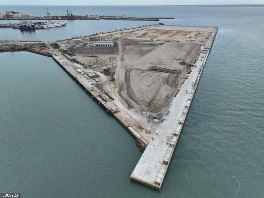 Cádiz.-Puertos.- Aparecen nuevos restos arqueológicos en la ejecución de la fase II de la nueva terminal de contenedores Nueva terminal de contenedores del puerto de Cádiz.