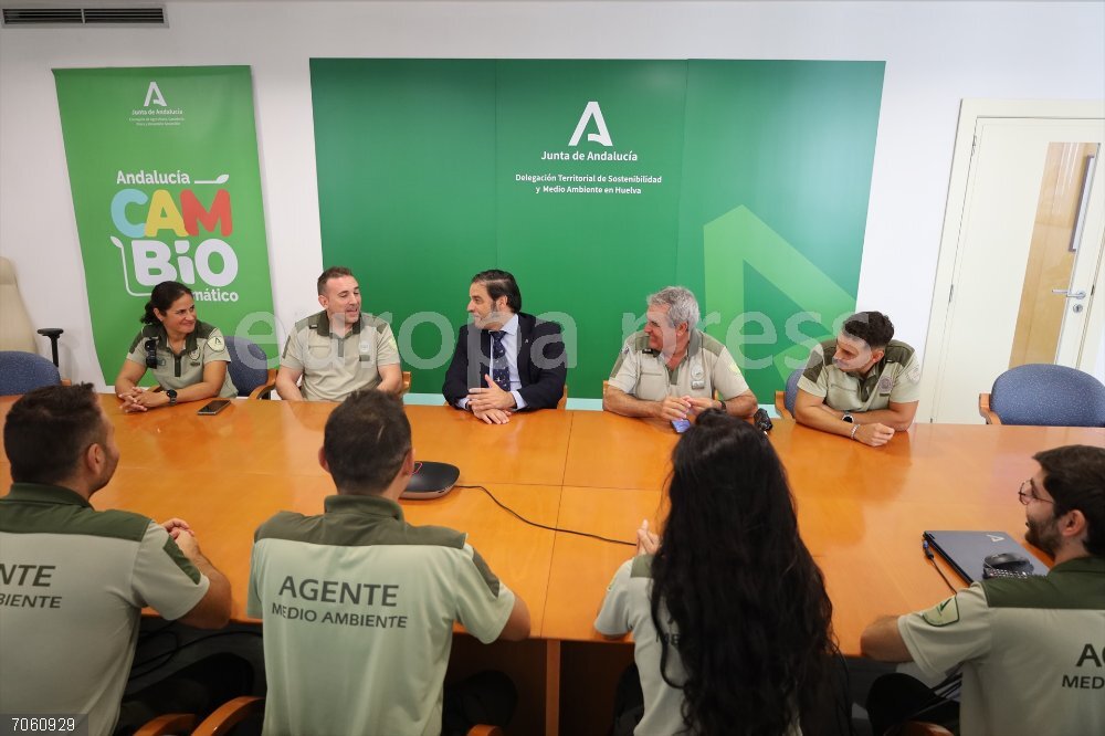 Huelva.- Se incorporan siete nuevos agentes de Medio Ambiente a la provincia de Huelva El delegado de Sostenibilidad y Medio Ambiente, Pedro Yórquez, da la bienvenida a los siete agentes de Medio Ambiente que se han incorporado recientemente a Huelva.