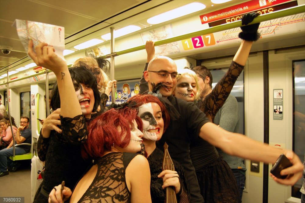 Metrovalencia y TRAM d'Alacant circularán hasta más de las tres de la mañana en la noche de Halloween Usuarios del metro en la noche de Halloween