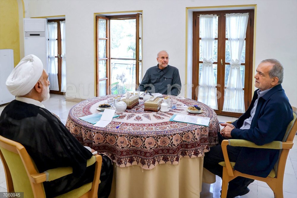 Heads of Three Branches of Iran Hold Meeting 28 October 2025, Iran, Tehran: Iranian Chief Justice Gholam Hossein Mohseni Ejei (L), Iranian President Masoud Pezeshkian (R), and Iranian Speaker of the Parliament Mohammed Bagher Ghalibaf (C) attend a meeting of the heads of the three branches of government in Tehran. Photo: Iranian Presidency/ZUMA Press Wire/dpa