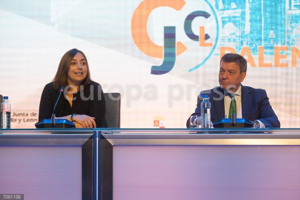 Inauguración del XVIII Congreso del Juego de Castilla y León El consejero de la Presidencia, Luis Miguel González Gafo, y la alcaldesa de Palencia, Miriam Andrés, durante el XVIII Congreso del Juego, en el Cine Teatro Ortega, a 28 de octubre de 2025, en Palencia, Castilla y León (España). La Junta de Castilla y León ha reunido en Palencia a 300 expertos en el XVIII Congreso de Juego de Castilla y León para debatir el futuro del sector.
