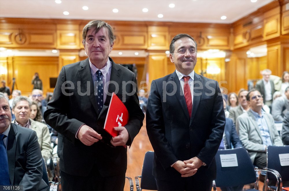 Presentación del Anuario del Instituto Cervantes 'El español en el mundo 2025' El director del Instituto Cervantes, Luis García Montero (i), y el ministro de Asuntos Exteriores, Cooperación y Unión Europea, José Manuel Albares (d), durante la presentación del Anuario del Instituto Cervantes 'El español en el mundo 2025’, en el Instituto Cervantes, a 28 de octubre de 2025, en Madrid (España). El Anuario del Instituto Cervantes es la principal publicación académica del Instituto Cervantes, en la que cada año se analiza la situación de la lengua española y la cultura en español en todo el mundo.