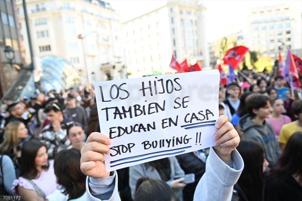 Manifestación estudiantil contra el bullying y los discursos de odio Un cartel durante una manifestación estudiantil contra el bullying y los discursos de odio, a 28 de octubre de 2025, en Bilbao, Vizcaya, País Vasco (España). El Sindicato de Estudiantes ha convocado una huelga estudiantil este martes contra el ‘bullying’ tras el caso de Sandra Peña, la menor que se suicidó presuntamente tras sufrir acoso escolar en Sevilla.